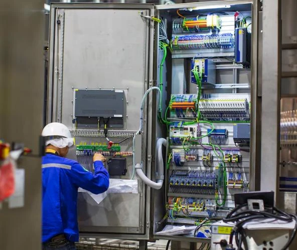 Imagem ilustrativa de Manutenção de sistemas elétricos industriais